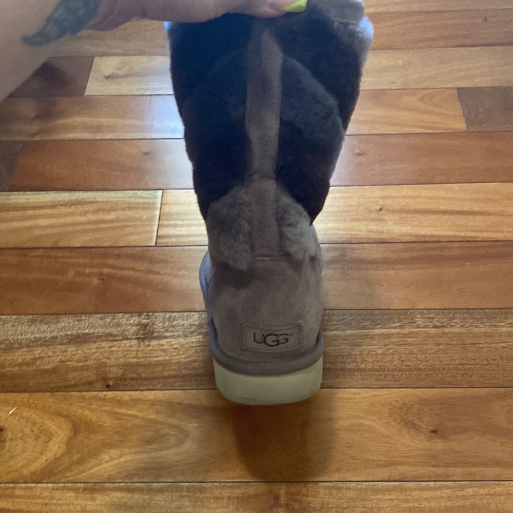 Short Uggs. - image 3